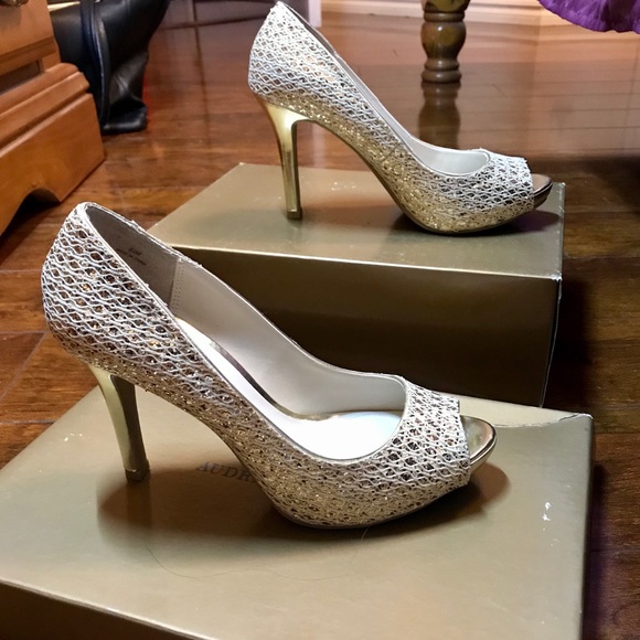 Sparkly Gold Heels - Picture 3 of 8